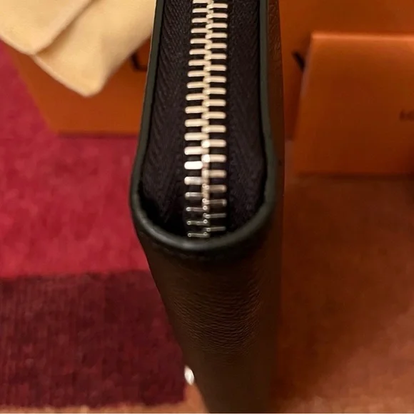 *LIKE NEW* -  LOUIS VUITTON ZIPPY VERTICAL TIAGA LEATHER (BLACK) - - Picture 4 of 11